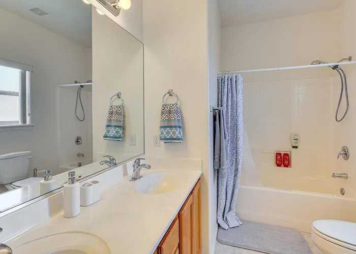 Desert Getaway W/ Serene Views In Bullhead City! Holiday home